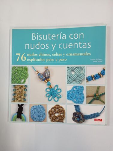 Bisutería con nudos y cuentas. 